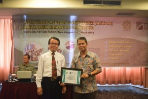 Penyerahan Penghargaan untuk Instruktur yang diberikan oleh Dr. Hartono, M.Pd dan diterima oleh Endang Irwansyah dari BNSP