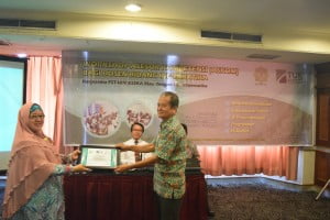 Penyerahan Penghargaan untuk Instruktur yang diberikan oleh Dr. Okfalisa, M.Sc dan diterima oleh Muhammad Muslich dari BNSP