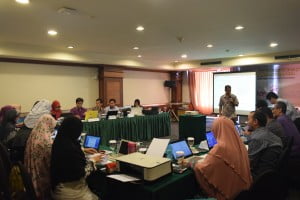 Endang Irwansyah, Instruktur dari BNSP sedang memberikan materi workshop.