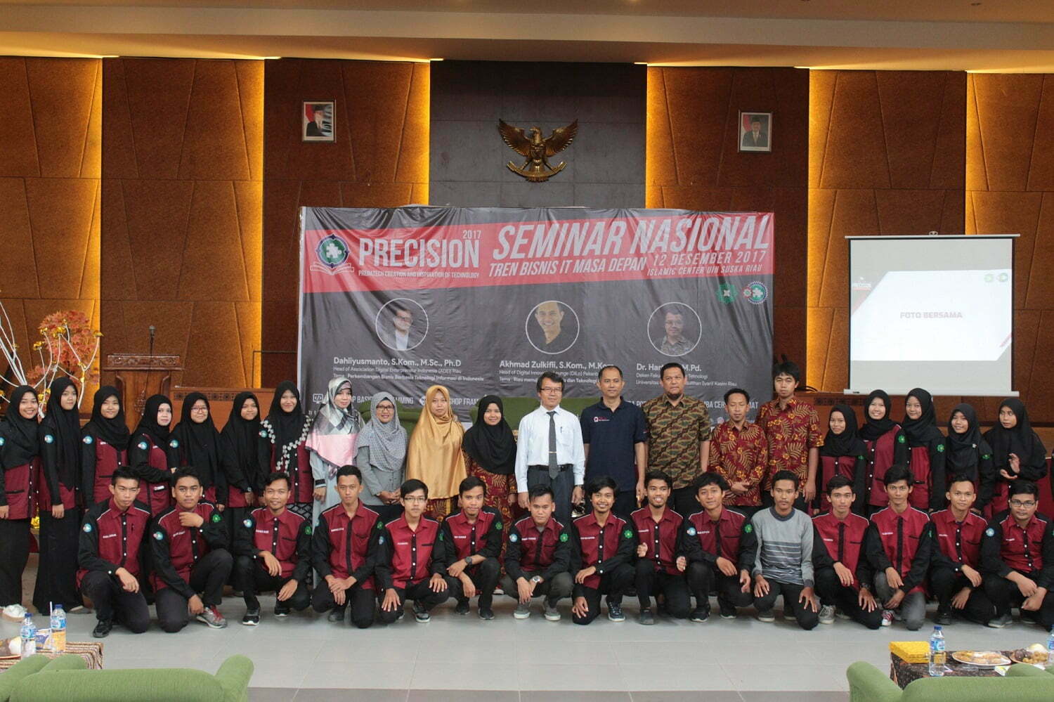 Panitia Precision 2017 bersama Dekan, WD1, Dosen FST dan WD3 serta Pembicara